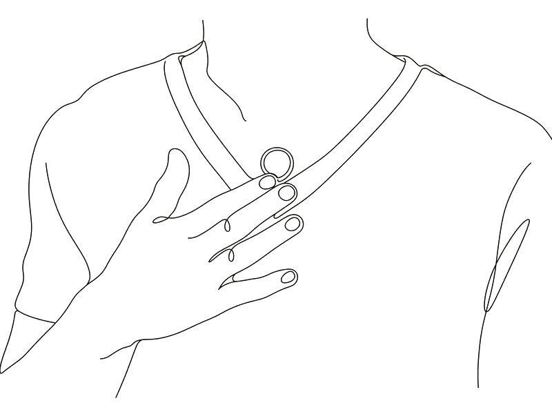 Lijntekening: een hand plaatst de borstsensor net onder het kuiltje van het borstbeen.